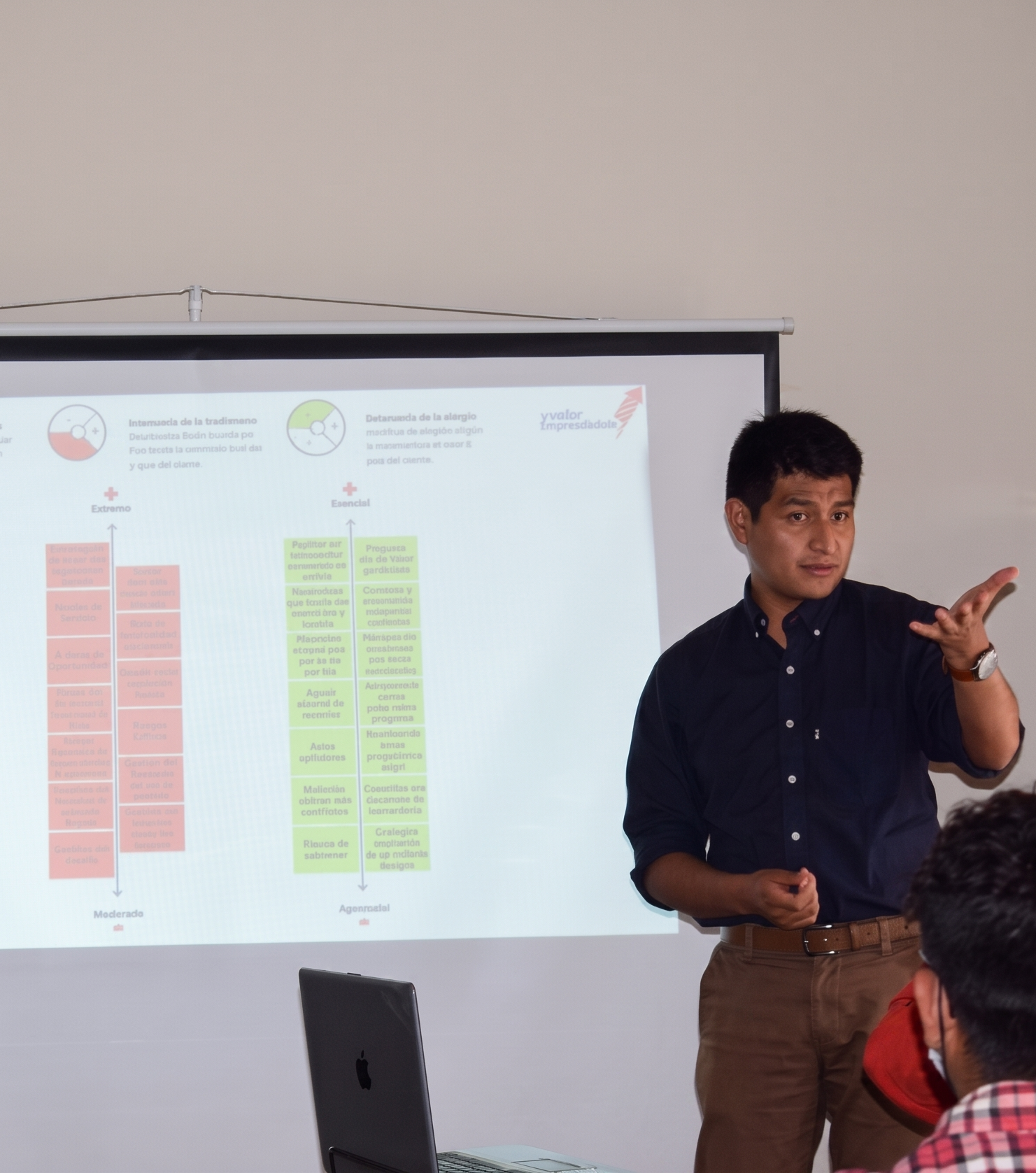 Alex Castro Torres impartiendo clase